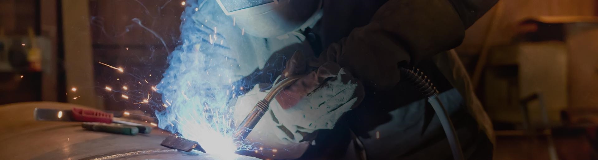 Slajd 1 - Spawacz w pracy